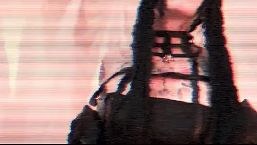 Yor forger üç deliği de tatmin ediyor ve ayakla mastürbasyon yapıyor