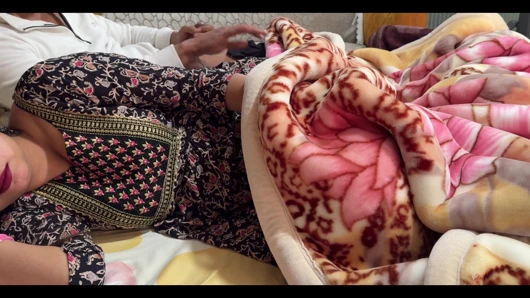 Büyük üvey kız kardeşim kızdı, tek kişilik yatağı paylaştık, tam Hintçe ses