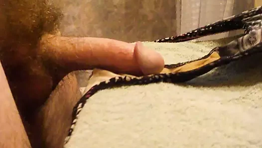 İri güzel kadın külotla sikişiyor