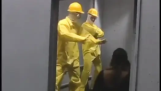 Büyük göğüslü şehvetli esmer kanepede büyük bir yarağa biniyor