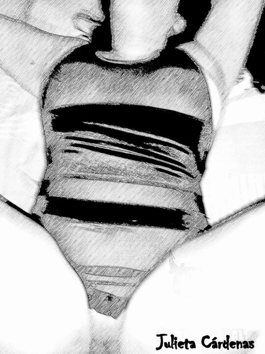 Julietacarden, titreşimli bir oyuncakla krem salıyor