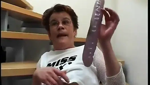 Orta yaşlı seksi kadın azıyor