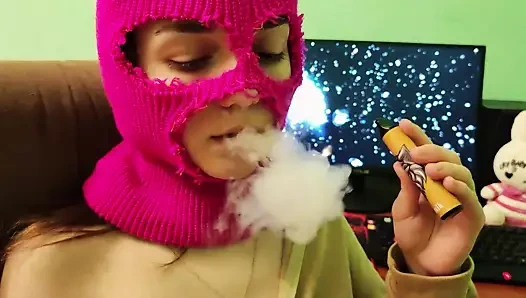 MÜZİK İÇİN GÜZEL KIZ SEKSİ DUMAN VAPE!