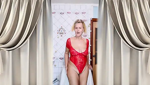 Ateşli ev hanımı Lukerya kırmızı bir tuluma dönüşüyor ve mutfakta flört ediyor.