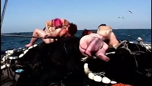 Dört azgın iri güzel cankurtaran destede oyuncaklarla birbirlerini sikiyor