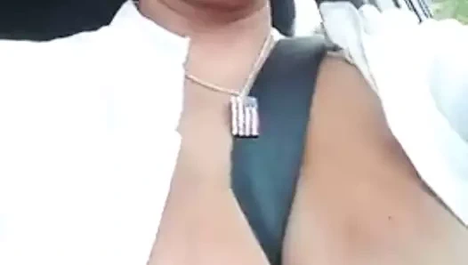 Büyük memeli kadın