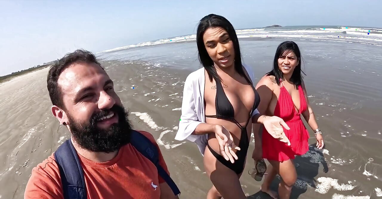 Baianinha trans plajda çifti sikiyor