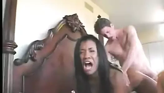 Sert yaraklı şanslı adam iki sevimli biseksüel fahişeyle götünü ve amını sikmeyi seviyor