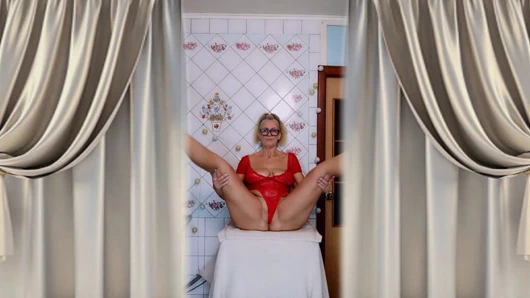 Ateşli ev hanımı Lukerya kırmızı bir tuluma dönüşüyor ve mutfakta flört ediyor.