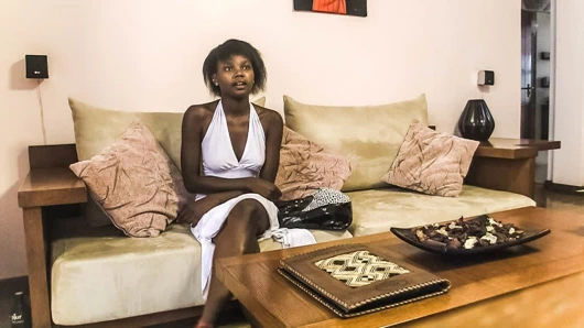 Sevimli abanoz genç seçmeler için marilyn monroe rolü gets raylı üzerinde kamera tarafından dev beyaz horoz