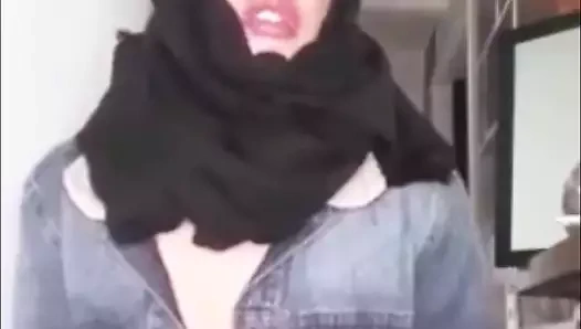 Arap burqa giyiyor ve efendisi için diz çökiyor