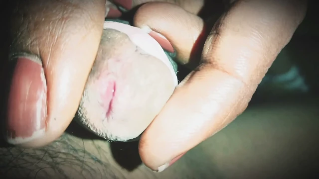 Baldız, eniştesinin sikini yalıyor ve köpek pozisyonunda götünü yalıyor.