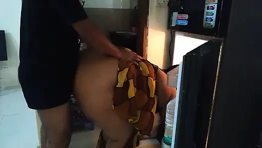 En sortant la nourriture du frigo, j'ai baisé la tatie voisine - sexe indien