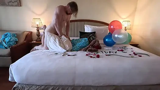 Bir otel odasında üvey annemle ilk sikiş, onun doğum günü