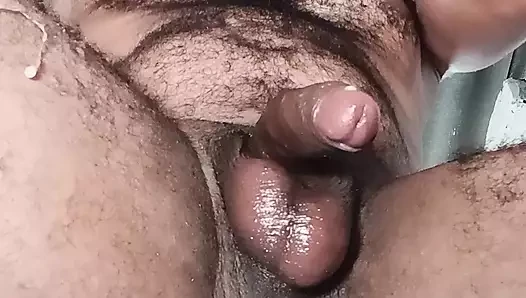 Seksi ve kıllı adam kıllı bacaklarına döl attırıyor