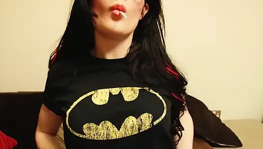 Çarpıcı esmer bomba Batman Samantha Bentley amını yalayarak lolipop yalamayı seviyor