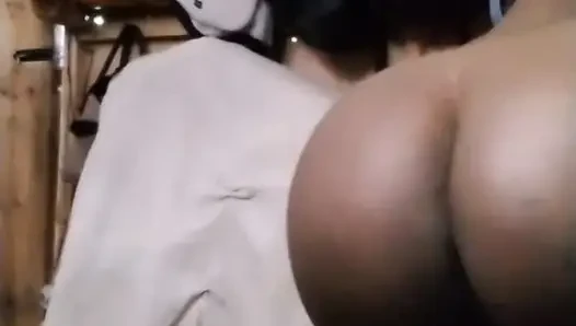 Afrikalı zenci kraliçe odasında mastürbasyon yapıyor,