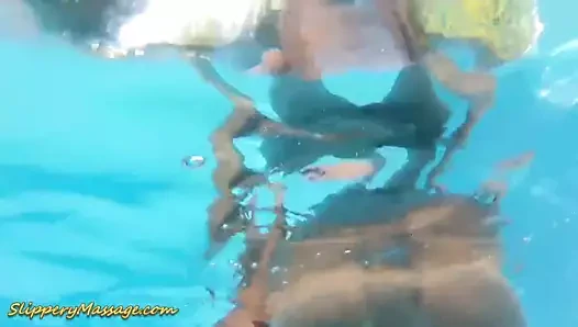 Havuz çocuğu için kaygan nuru masajı