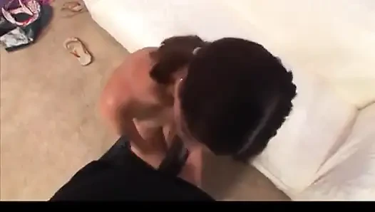 Büyük yaraklı zenci adam seksi beyaz kızı büyük kalın dölle doldurmayı seviyor