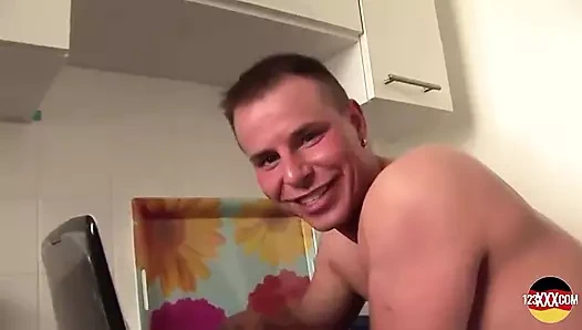 Yuvarlak memeli orta yaşlı seksi kadın dövmeli amcığını parçalatıyor