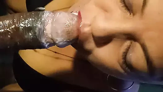 Hintli kadın yaşlı adamla ön sevişme yapıyor. yarak emiyor, hasta, kremli, ateşli göğüsler, meme uçları