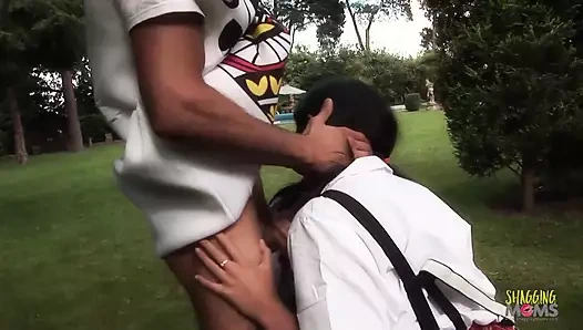 Alise harikalar diyarındayken giyinmiş sarışın orta yaşlı seksi kadın yoğun bir açık havada grup rol yapma eylemine giriyor