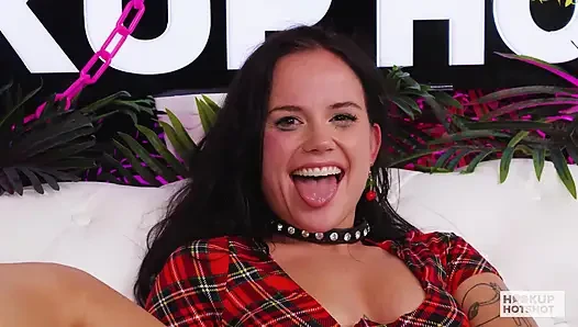 Iris leon Nade Nasty'nin kalın yarağını derine alıyor, tükürük çenesine damlıyor