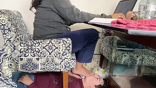 Tanrıça Kiffa'nın kullanmak için gerçek hayat köleleri var