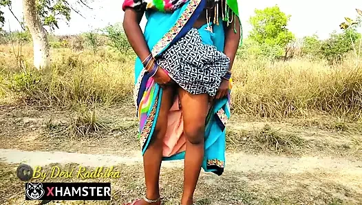 Hintli teyze açık havada büyük sıkı götünü ve amcığını Hintçe sesli gösteriyor