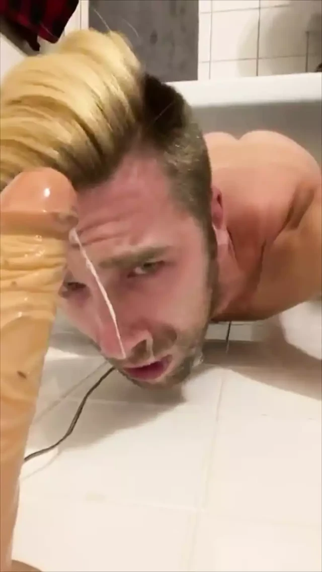 İbne gırtlağına kadar ince dildo