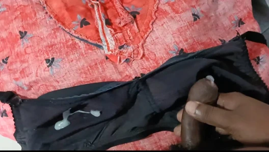 Sutyeninde mastürbasyon yapıyorum