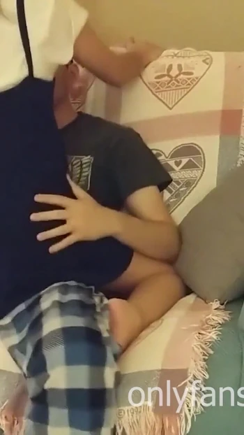 Ключевой момент из "Одетая по-быстрячку с моим молодым наставником по математике на диване"