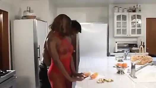 Büyük meme uçlu zenci kız amcık 69 pozisyonunda amcık yalıyor... ağzına boşalma