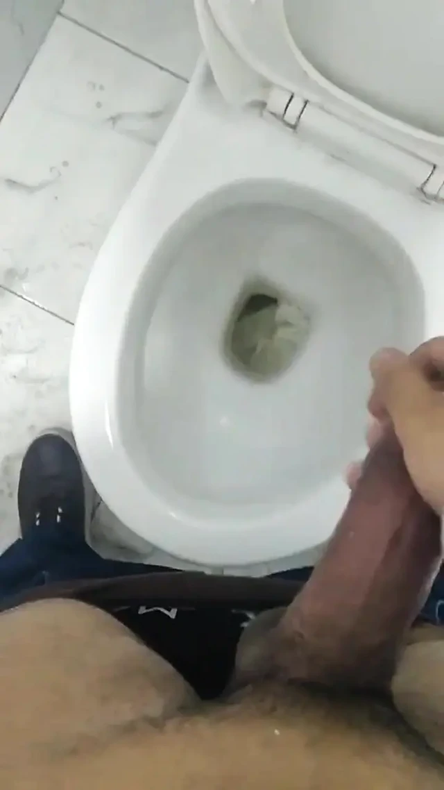 Uzun bir süre sonra yaşlı üvey kız kardeşimi kıyafetlerini değiştirirken gördüğümde penisime mastürbasyon yapıyorum