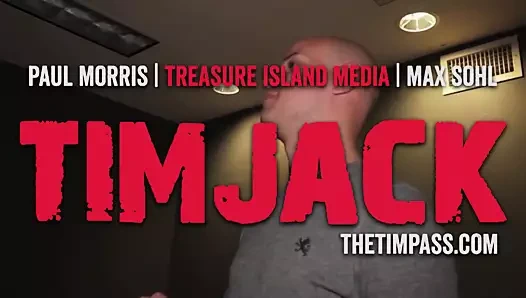 Kel adam onu ​​okşar