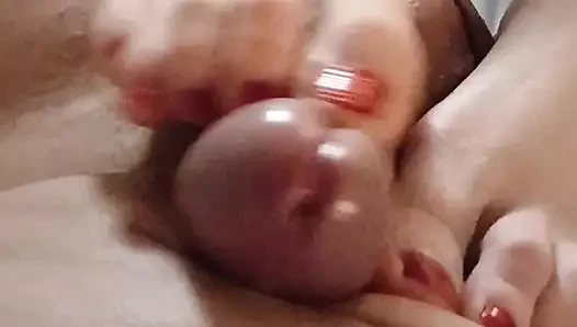 Kelly, Dominik'in yarağını fışkırtarak orgazma ulaştıran teknik bir ayakla muamele çekiyor.