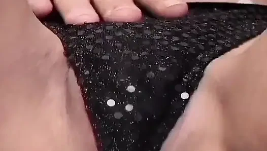 Fransız genç kız anal deliğini siktiriyor