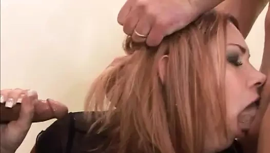 Anal şehvet içinde bir derin nüfuz sahnesi ile anal çift nüfuz