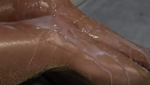 Naylon çoraplara sıçradı ve sendeledi