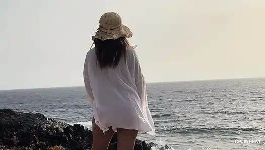 Büyük Taylandlı Göğüslerim Tuzlu Rüzgarda Titriyor, Çıplak Plajda Sert Meme Uçları Teşhir Ediyor