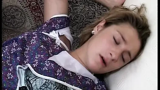 Seksi Alman genç kız yüze boşalmadan önce sert sikiliyor