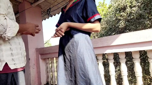 Gav se ahi hu hi ladaki ko bahar lekar uske boss ne chod diya