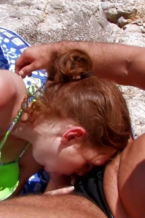 Götünü siktirmek için iki yabancıyla plaja gitti!