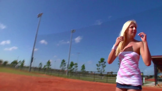 18 yaşındaki minyon sarışın kedi yavrusu