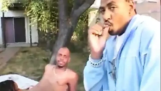 Şehvetli zenci seksi yavaş gırtlağına kadar alıyor ve sonra yutuyor