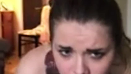 Seksi sürtük büyük zenci yarağını emiyor