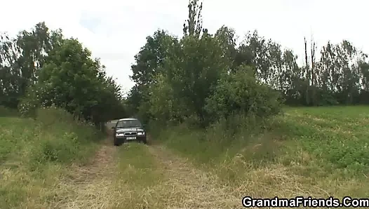 İki arkadaş açık havada yaşlı bir olgun kadını paylaşıyor