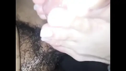 Seksi ayak tanrıçası orta yaşlı seksi kadın götü ıslak ayakla muamele oynuyor