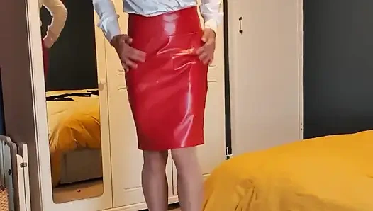 Yumuşak dikişli çıplak naylon çoraplarım, topuklu ayakkabılar, parlak kırmızı deri etek, beyaz saten bluzum, opera boyu leath'ımı giyişimi izle