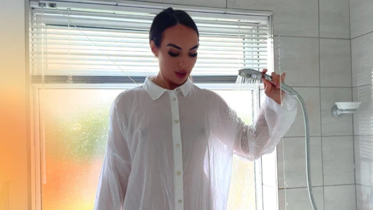 4k şeffaf kurudan ıslak beyaz elbiseye biniyor